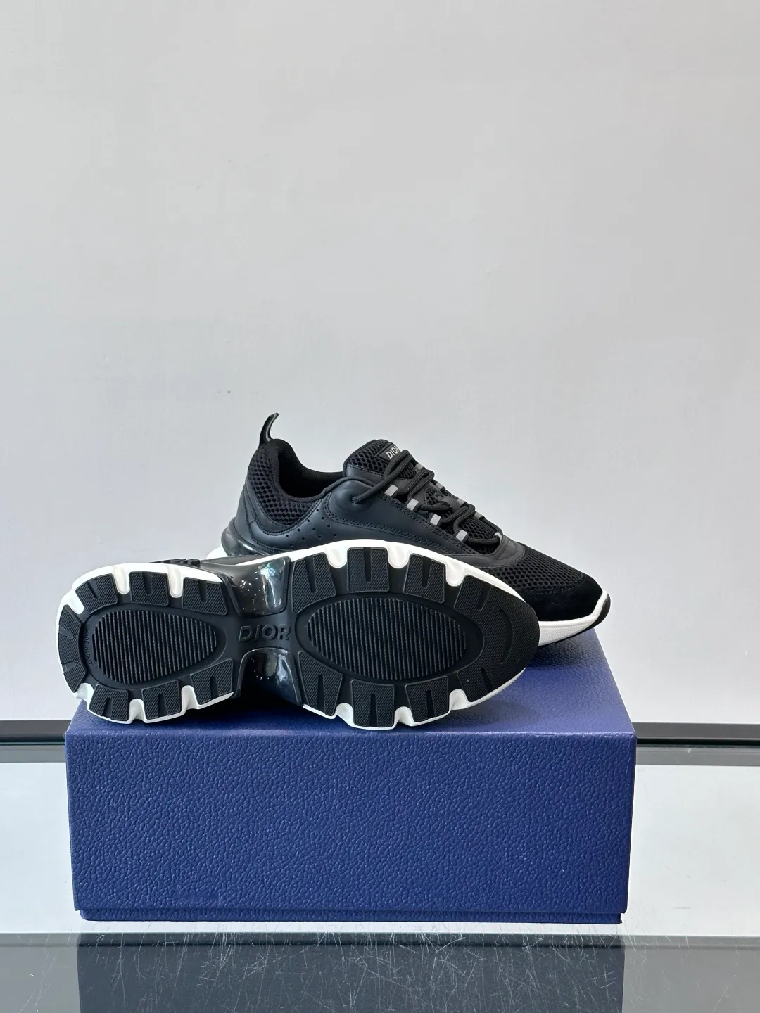 Men's shoes 💰p520 "Dior" B22 retro jogging shoes, inspired by classic jogging shoes, low-top thick sole design, cow leather + mesh fabric splicing, perfect texture and breathable. The black and white engraved rubber sole has great grip and comfort, and is OK for daily wear or sports! There is an embossed "CD" logo on the side of the shoe, which is low-key and recognizable. Rich colors, black and white, gray and blue, etc., versatile and fashionable, loved by European and American hip-hop circles and bloggers, a must-have for trendy wear size: 39-44 (customized at 45.46)